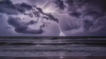 عواصف قوية تضرب أربع مناطق في المملكة ورياح تصل سرعتها إلى 50 كمساعة وأمواج عملاقة تهدد السواحل 1